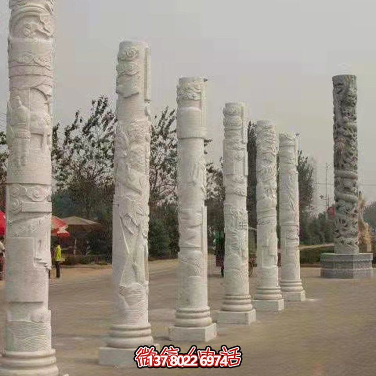 精致的大理石雕刻景观装饰，点缀广场的文化主题