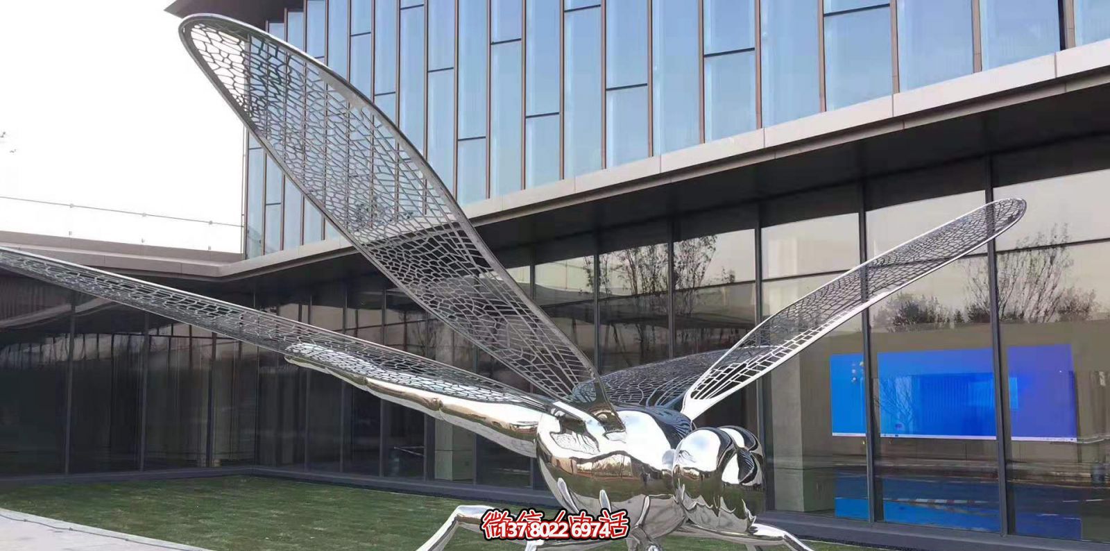 不锈钢蜻蜓雕塑，镜面反射大学花园抽象风格