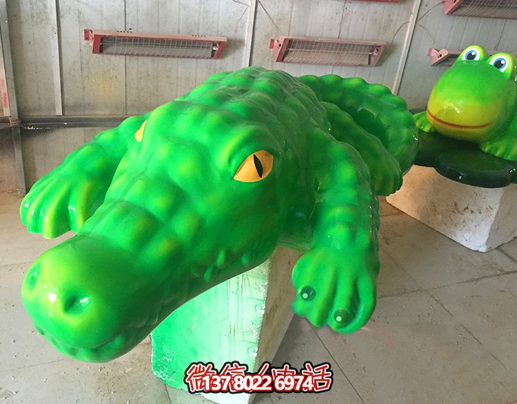 玻璃钢鳄鱼雕塑，为游乐场装饰添彩