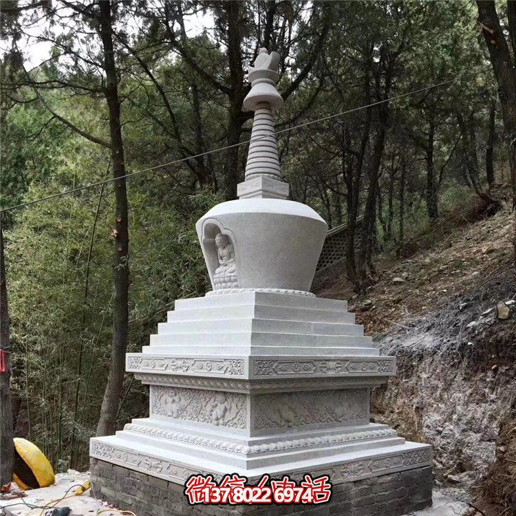 古老汉白玉石雕舍利塔，纪念古代寺庙的传统艺术