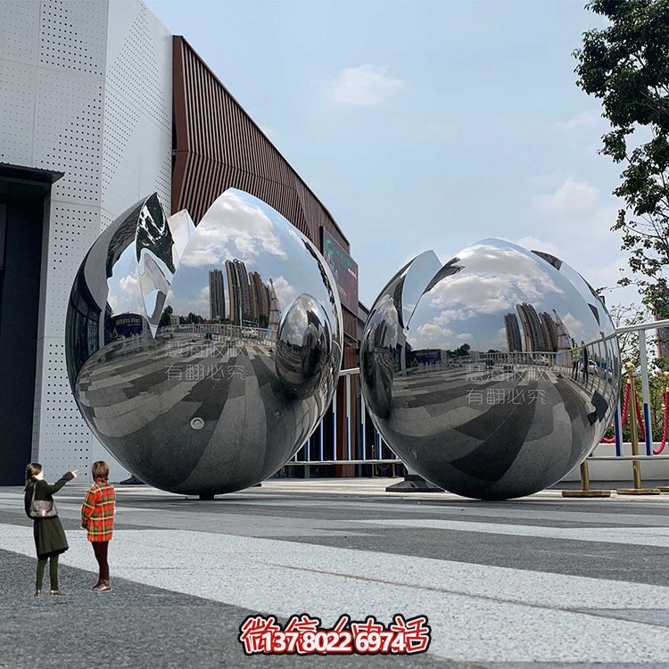 大型不锈钢镜面球体雕塑,为你的户外空间增添独特气息 大型不锈钢镜面球体雕塑,为你的户外空间增添独特气息