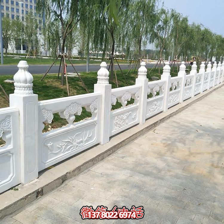 经典石雕精美栏杆，增添校园美丽