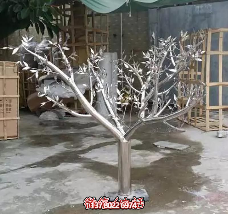 柏不锈钢树雕塑，点缀景区户外空间