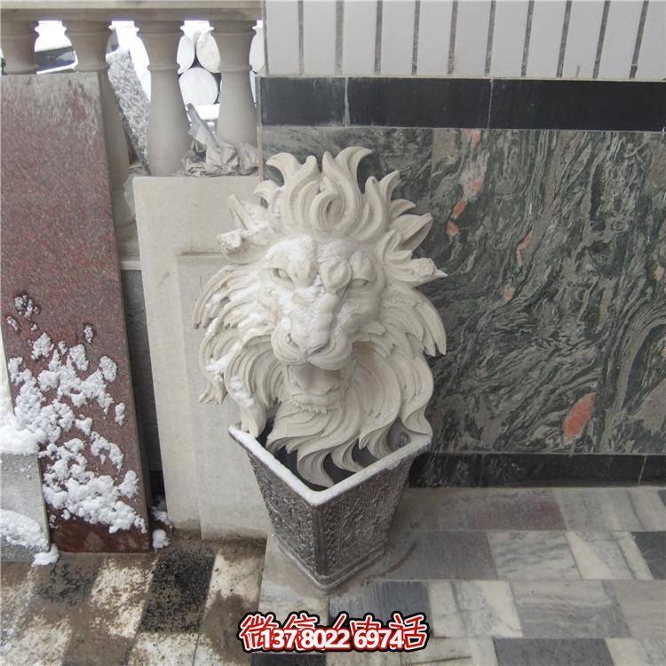 豪华别墅大型红石狮子雕塑，园林景观完美呈现