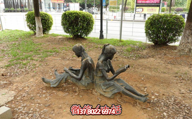 公园草坪女孩背对背的读书雕塑 公园草坪女孩背对背的读书雕塑