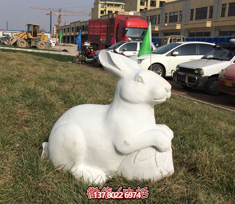 路边草坪一只白色兔子雕塑 路边草坪一只白色兔子雕塑