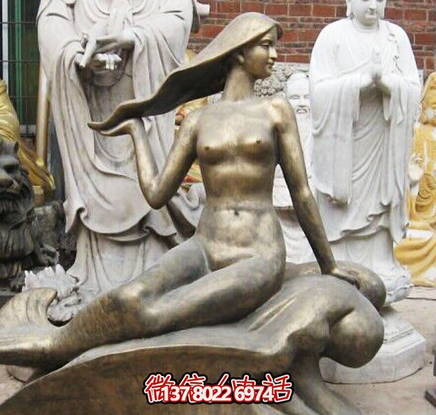 街道上摆放的手摸头发的玻璃钢喷漆美人鱼雕塑