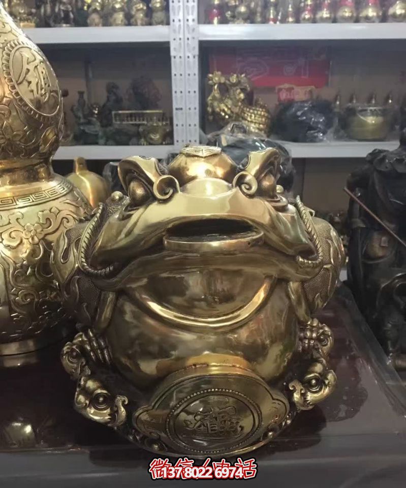 商场里摆放的铜色的玻璃钢创意金蟾雕塑 商场里摆放的铜色的玻璃钢创意金蟾雕塑