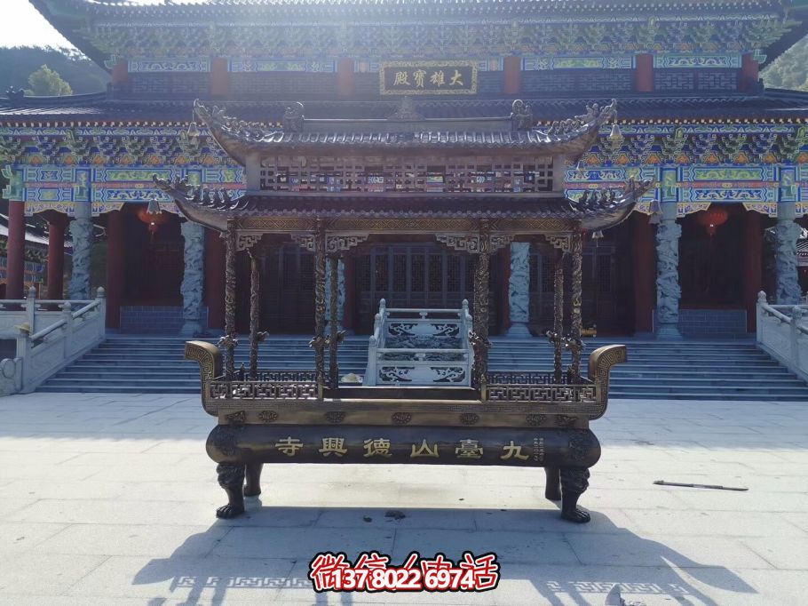 大雄宝殿前摆放二层铸铁浮雕长形香炉 大雄宝殿前摆放二层铸铁浮雕长形香炉