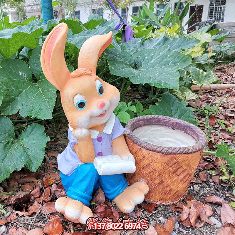 图书馆一只写作的玻璃钢兔子雕塑 图书馆一只写作的玻璃钢兔子雕塑