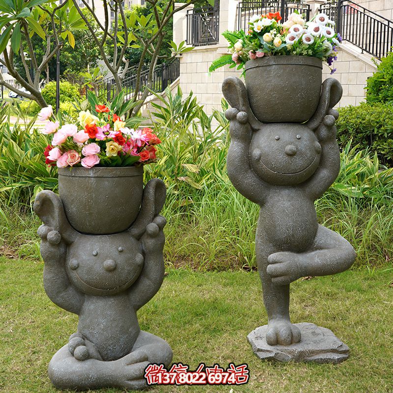 公园草坪大理石石雕头顶花盆的兔子雕塑 公园草坪大理石石雕头顶花盆的兔子雕塑
