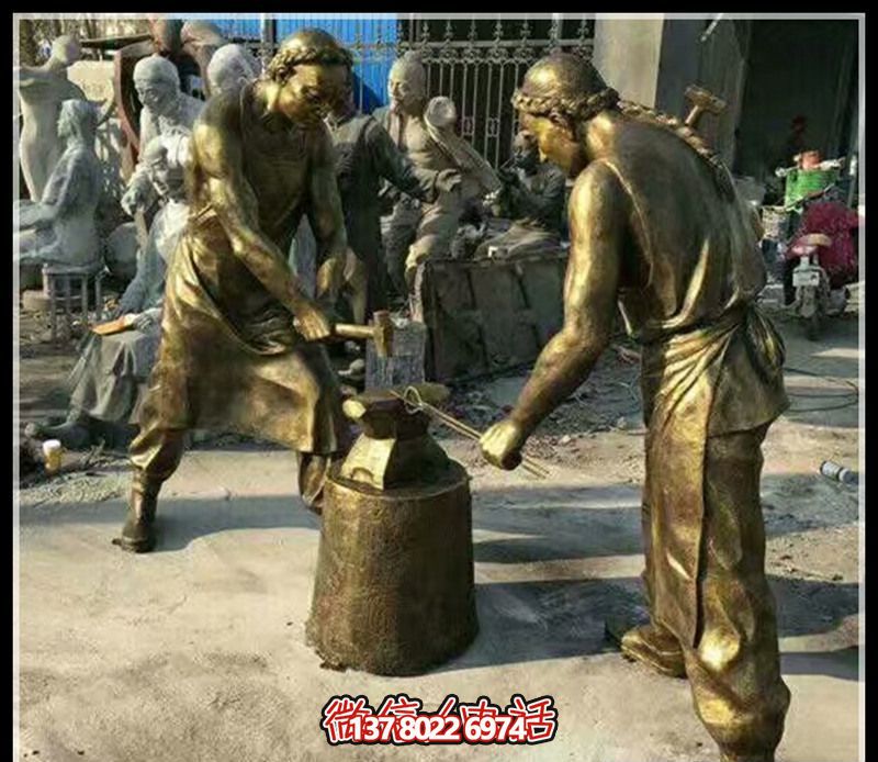 园林景区古代打铁人物镀金玻璃钢仿铜雕塑 园林景区古代打铁人物镀金玻璃钢仿铜雕塑